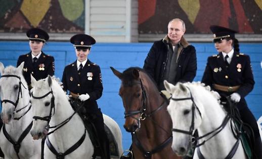 [광화문갤러리] 세계 여성의 날 맞아 여경들과 말 타는 푸틴 