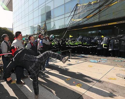 Formal contract signed to create mega shipbuilder in S. Korea