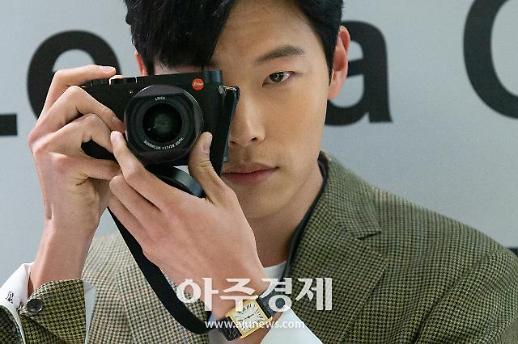 [슬라이드 화보] ​류준열, 카메라 잡자 달라지는 눈빛!! (라이카 Q2 론칭 포토콜)