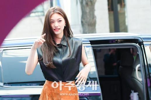 [슬라이드 화보] ​위키미키 (Weki Meki) 김도연, 꽃 향기 흩뿌리며~ 