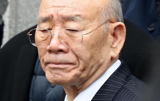 [광화문갤러리] 전두환 입 굳게 다물고 피고인으로 광주 법정 출두