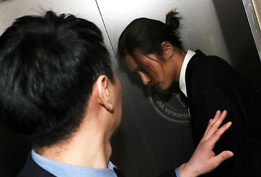 [슬라이드 화보] 머리 또 잡힐라? 머리 묶은 정준영 사진으로 요약한 정준영 경찰서 출석길