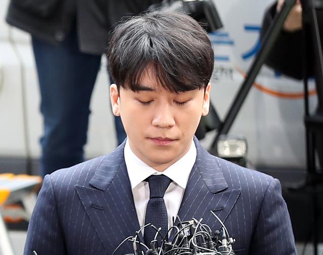 Police question Seungri in criminal probe into sex-for-favor scandal