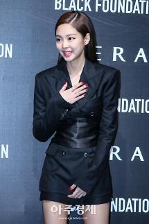 [슬라이드 화보] 블랙핑크 제니, 섹시한 올블랙 패션