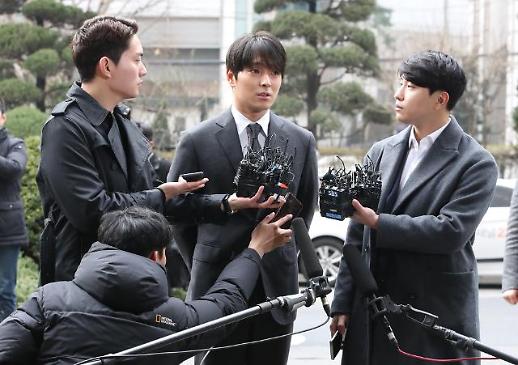 [슬라이드 화보] 최종훈, 뒷짐 지고 경찰 출석하던 장면 포착