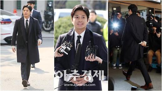 [슬라이드 화보] 버닝썬 게이트 촉발 김상교, ​미소부터 뒷짐까지 여유넘치는 경찰서 출석길