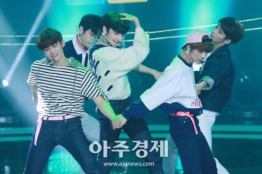 [슬라이드 화보] ​투모로우바이투게더(TXT), BTS 동생들의 완벽 퍼포먼스 무대