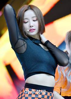 [슬라이드 화보] 모모랜드 연우, 감탄을 자아내는 미모 (더쇼)