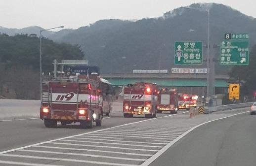 [광화문갤러리] 속초, 고성을 향해 고속도로 가득 메운 전국의 소방차들