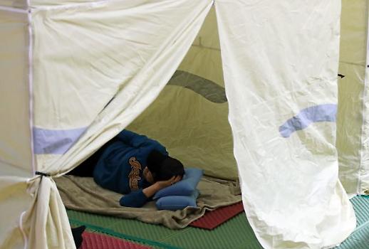 [광화문갤러리] 속까지 새카맣게 타버린 이재민들…불면의 밤