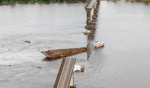 [광화문갤러리] 대형 뗏목 교각 들이받아 다리 붕괴...최소 5명 실종
