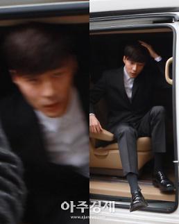 [슬라이드 화보] ​범범범 범인왔네요~ 머리 부딪치고 멘붕 온 로이킴 포착