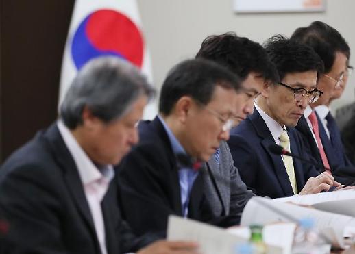 ‘문재인 케어’ 갈 길 먼데…재원 확보·법 개정 ‘제자리 걸음’