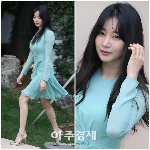 [슬라이드 화보] 앞머리 내린 김사랑, 40대 나이 잊게 만드는 동안 미모