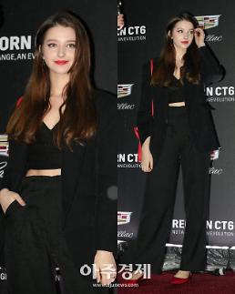 [슬라이드 화보] ​안젤리나 다닐로바(Angelina Danilova), 살짝 드러낸 복근 노출