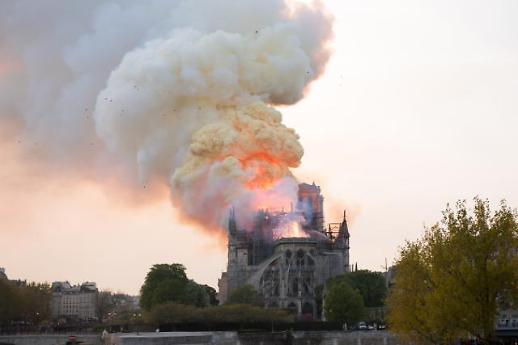[슬라이드 화보] ​파리 노트르담 대성당 화재...충격에 휩싸인 프랑스