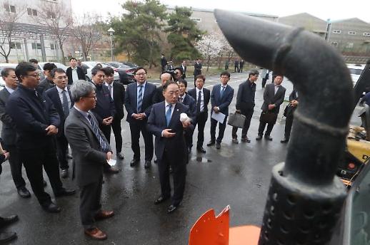 홍남기 미세먼지 저감위해 건설기계 엔진교체 확대…추경 반영