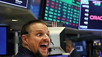 Thị trường chứng khoán Mỹ Dow Jones tăng 0.42% nhờ doanh số bán lẻ tăng và IPO lớn