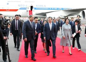 Tổng thống Hàn Quốc Moon Jae-in đến Uzbekistan