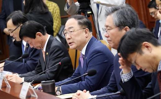 1분기 경제성장률 10년 만에 최악...홍남기, 하반기 나아질 것