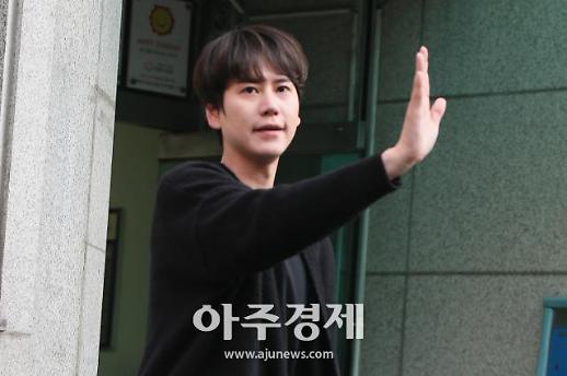 [슬라이드 화보] 슈퍼주니어 규현 소집해제 퇴근길 포착