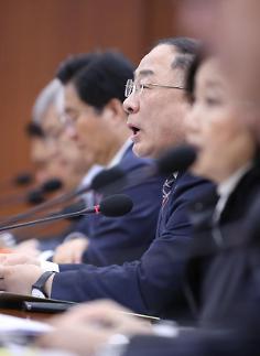 홍남기, 경기 하방리스크 확대돼 엄중한 상황...추경 빨리 통과돼야