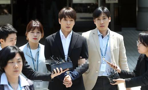 [슬라이드 화보] 포승줄에 꽁꽁 묶인 최종훈