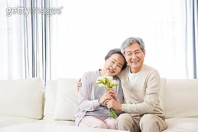 [아주 쉬운 뉴스 Q&A] 치매안심센터부터 기초연금까지…어르신 복지정책은?