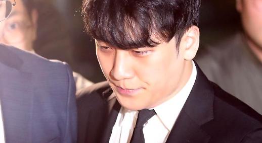 [슬라이드 화보] 승리 구속영장 기각, ​의미심장한 표정?