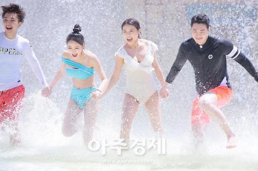 [슬라이드 화보] ​여름아 반가워~ 오션월드에서 물놀이 즐기는 모델들