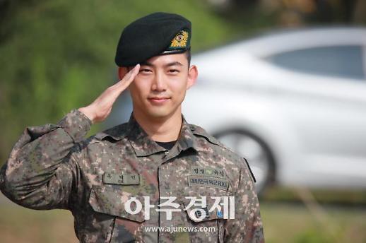 [슬라이드 화보] 옥택연 제대 캡틴 코리아의 늠름한 전역 신고