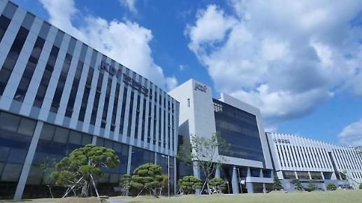 KDI, 올해 경제성장률 2.4%로 0.2%p 하향...잠재성장률 하회한다