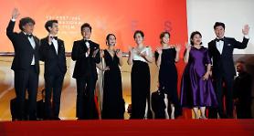  Các diễn viên chính của bộ phim Parasite bước lên thảm đỏ Liên hoan phim Cannes lần thứ 72