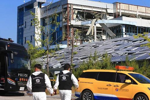[슬라이드 화보] 전쟁터 방불케하는 강릉벤처공장 수소탱크 폭발 현장
