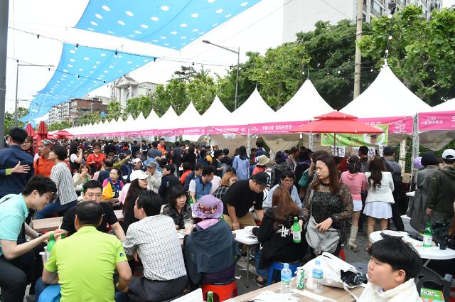 서울 장미축제, 2명 모이면 중랑구 맛집 20% 할인..족발, 파전, 홍어무침 등 한 자리에 | 아주경제