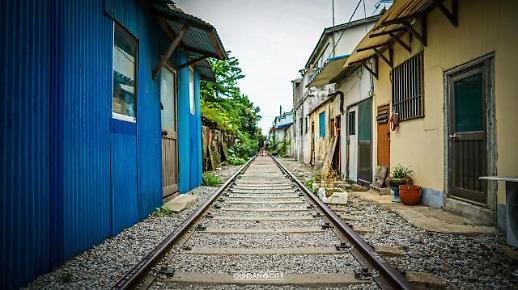 [잘가 여행지-봄]경암동 철길마을, 영화 ‘남자가 사랑할 때’서 황정민·한혜진이 같이 걸었던 그 곳