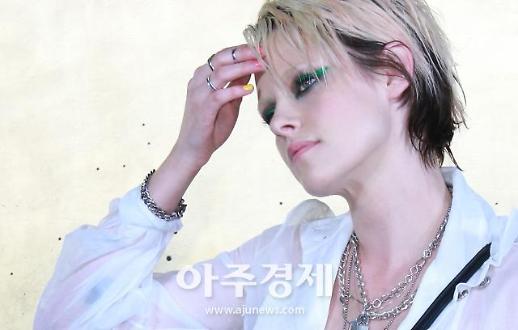 [슬라이드 화보] 시선 압도하는 크리스틴 스튜어트 고혹적인 눈빛