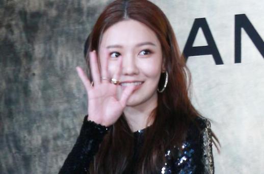 [슬라이드 화보] 소녀시대 수영, 살짝 드러낸 각선미