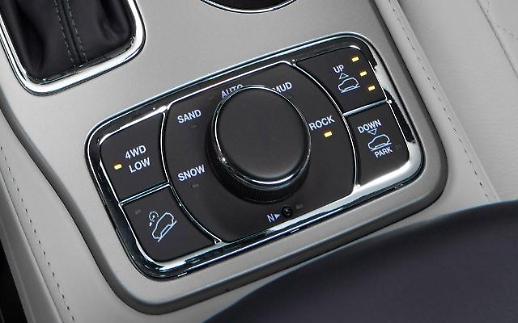 지프 국내 시장 성장 비결은 워킹맘의 차 그랜드 체로키