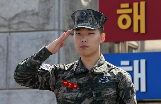 [슬라이드 화보] 총 대신 기타 악동뮤지션 이찬혁 해병대 전역