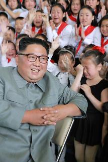 [슬라이드 화보] 김정은 앞에서 눈물 보이는 북한소녀들