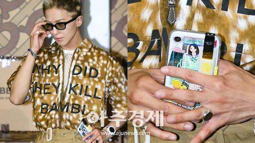 [슬라이드 화보] ​위너 송민호, 깜빡하고 행사장에 챙겨온 쥴(JUUL) 전자담배 포착