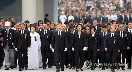 호국영령과 순국선열이 충돌? 文 현충일 추념사 논란  