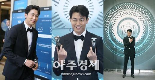 [슬라이드 화보] 정우성, 총대신 면도기 든 007 제임스본드~