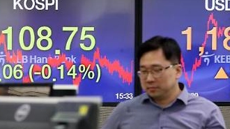 Nhà đầu tư cá nhân bán tháo... KOSPI giảm còn 2100 điểm