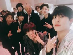 [PHOTO NEWS] MONSTA X pose for photographs with Norway king