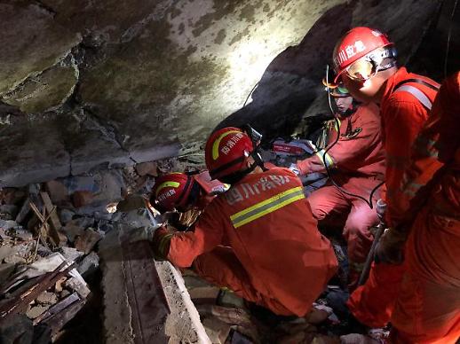 [슬라이드 화보] 쓰촨성 덮친 강진, 필사의 구조 작전