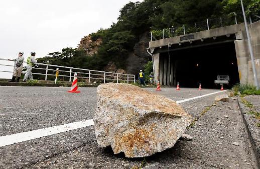 [슬라이드 화보] 일본 니가타현 규모 6.8 강진...건물봉괴, 산사태