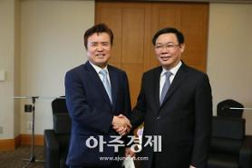 Chủ tịch Thời báo Kinh tế AJU diện kiến Phó Thủ tướng Việt Nam Vương Đình Huệ