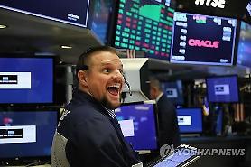 Giảm lãi suất của Fed...  S & P 500 tăng cao đạt kỷ lục trong lịch sử